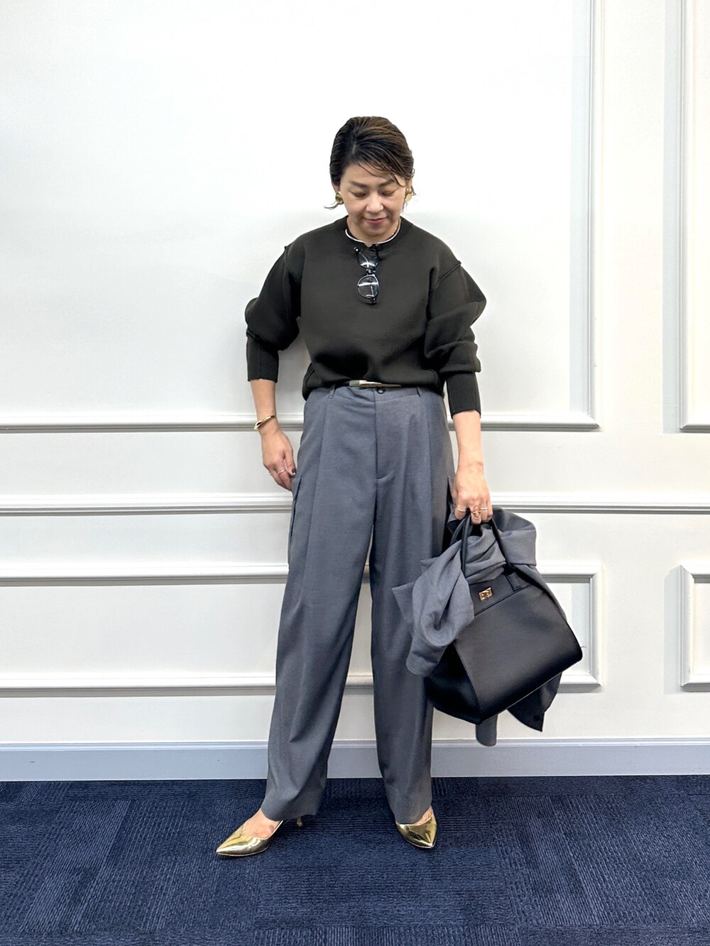 ブラウン系のニット/セーター、グレー系のその他パンツ、グレー系のシャツ/ブラウスを着用したレディースの秋コーディネートの6枚目の写真