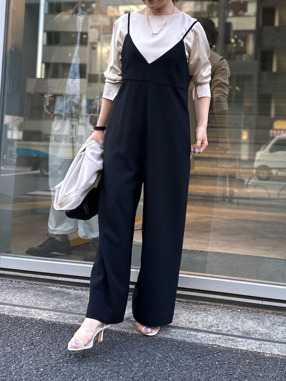 「ジャケット、サロペット、オールインワン、ジャケットコーデ、サテンシャツ、パンツコーデ、きれい目カジュアル、大人カジュアル、大人コーデ、オールインワンコーデ」|「NOLLEY’S Sophiの《セットアップ対応》ウォッシャブルドライダブルジャケット(テーラードジャケット、ベージュ系)」を使った、nol mayumiiさん(レディース・160cm)の春コーディネートの6枚目の写真