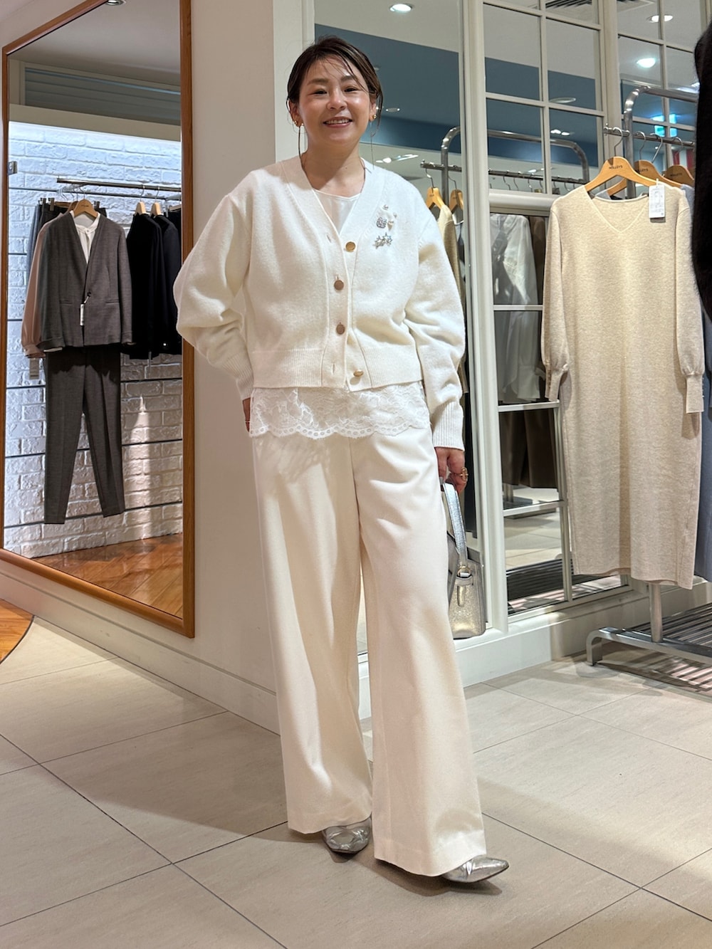 ホワイト系のカーディガン/ボレロ、ホワイト系のシャツ/ブラウス、ホワイト系のその他パンツを着用したレディースの冬コーディネートの6枚目の写真