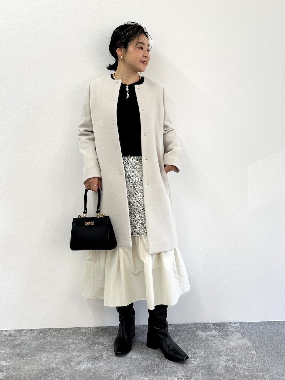 「冬のコーデ、シンプルコーデ、おでかけコーデ、冬アウター、クリスマスに着たい服、きれいめコーディネート、キレイめコーデ、淡色コーデ、ホワイトコーデ、ふわふわニット、ヘアリーニット、ノーリーズ、NOLLEY'S」｜「NOLLEY’S Sophiのへアリークルーネックプルオーバーニット（ニット/セーター、ブラック系）」を使った、nol mayumiiさん（レディース・160cm）の冬コーディネートの2枚目の写真