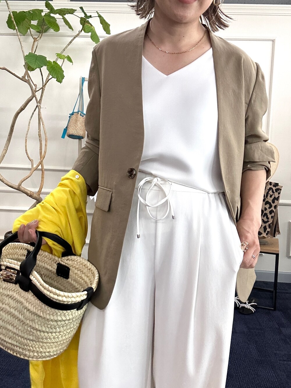 「夏コーデ、ホワイトコーデ、ワントーン、イージーパンツ、タンクトップ、夏ジャケット、ジャケット、サンダル、きれいめカジュアル、オトナカジュアル、新作、40代ファッション」｜「NOLLEY’S Sophiの《セットアップ対応》ウォッシャブルツイルイージーワイドパンツ（その他パンツ、ホワイト系）」を使った、nol mayumiiさん（レディース・160cm）の夏コーディネートの6枚目の写真
