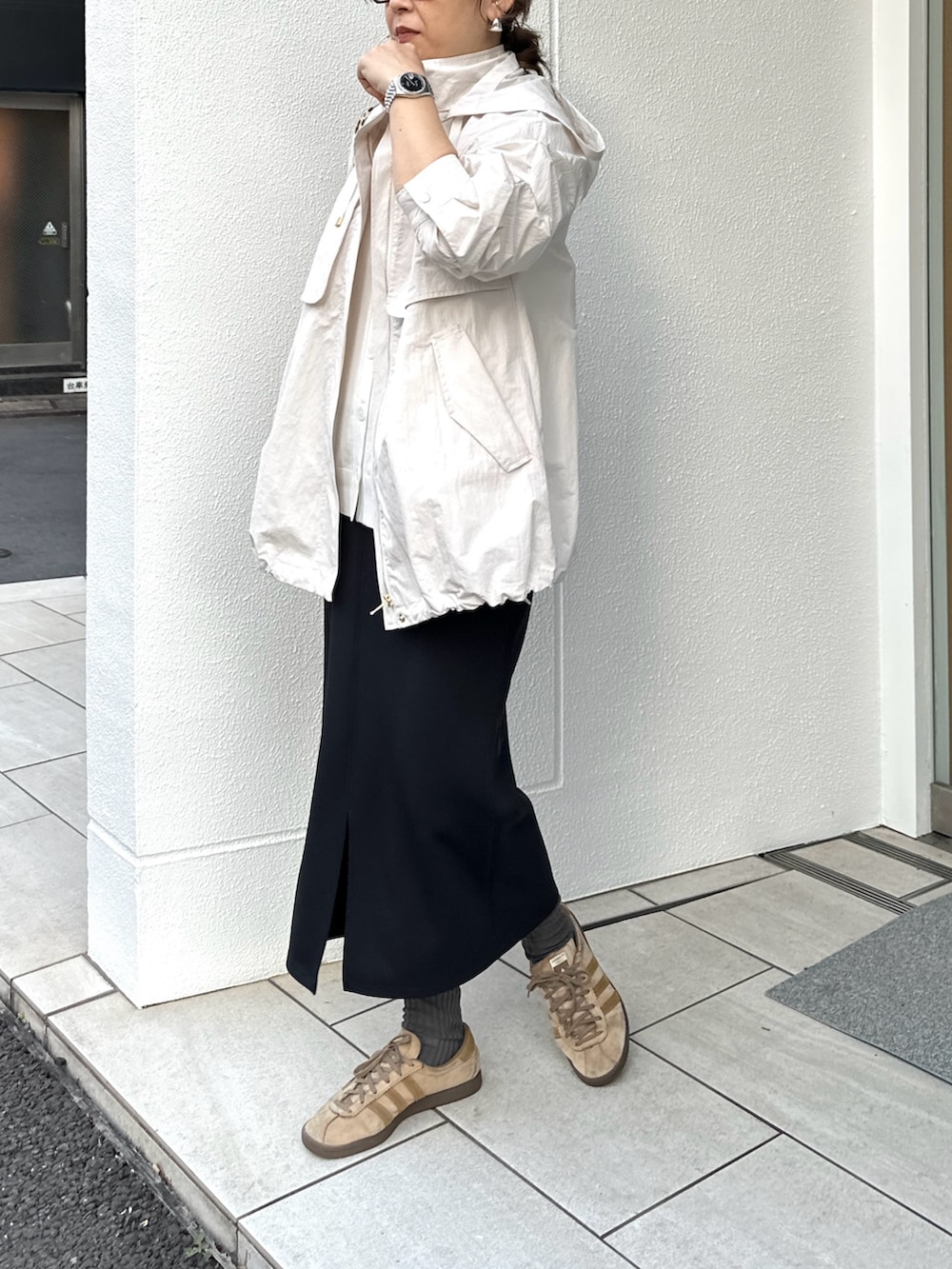「マンパ、春コーデ、フーデットコート、フードコート、ショート丈、軽量、タイトスカート、スニーカーコーデ、きれいめカジュアル、大人カジュアル、ロングカーディガン、モノトーンコーデ、レオパード柄」｜「NOLLEY’Sのミニリップストップミドルコート（その他アウター、ホワイト系）」を使った、nol mayumiiさん（レディース・160cm）の春コーディネートの3枚目の写真