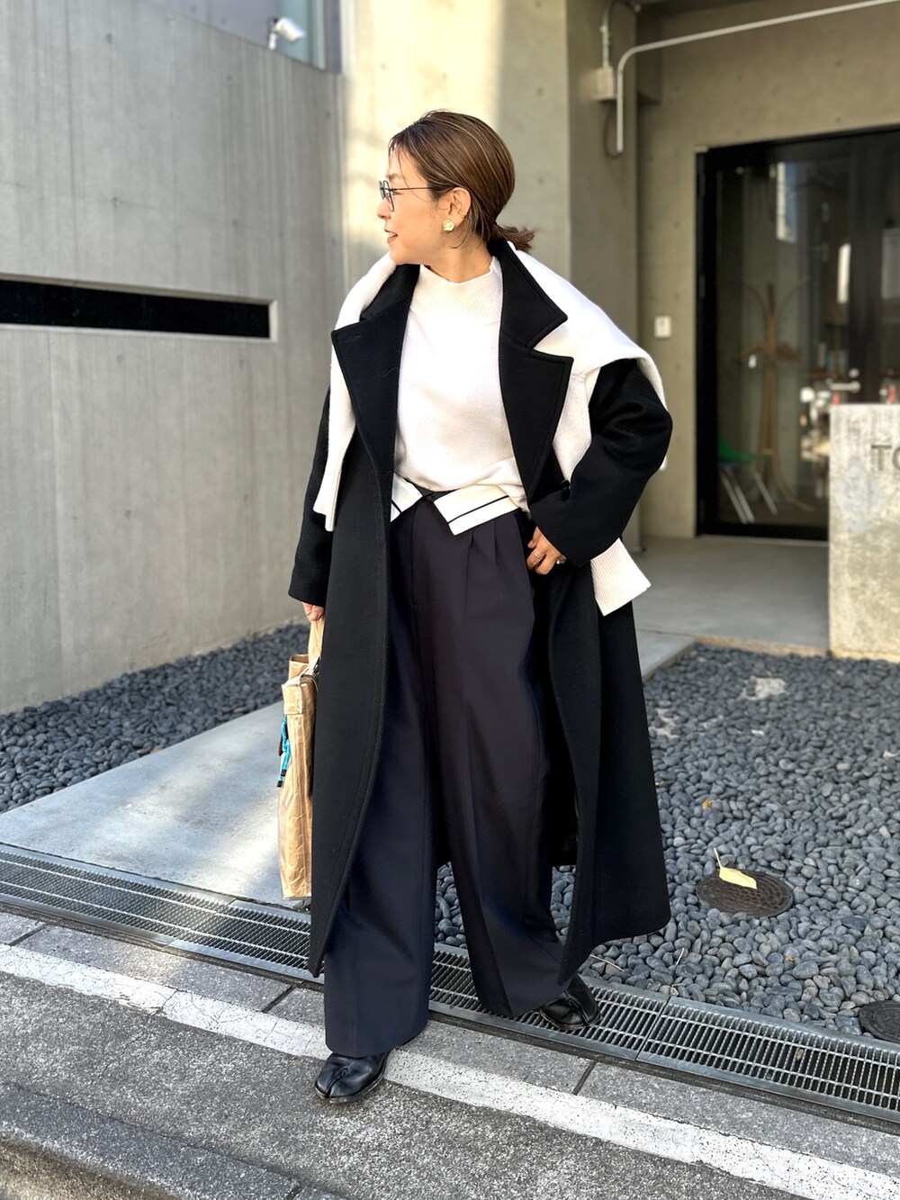 「冬コーデ、ロングコート、クリスマスに着たい服、大人ファッション、休日スタイル、キレイめ、モノトーン、スタンドカラー、ワイドパンツ」｜「NOLLEY’Sのカシミヤ混MUSICゆったりVネックカーディガン 24AW（カーディガン/ボレロ、ホワイト系）」を使った、nol mayumiiさん（レディース・160cm）の冬コーディネートの2枚目の写真