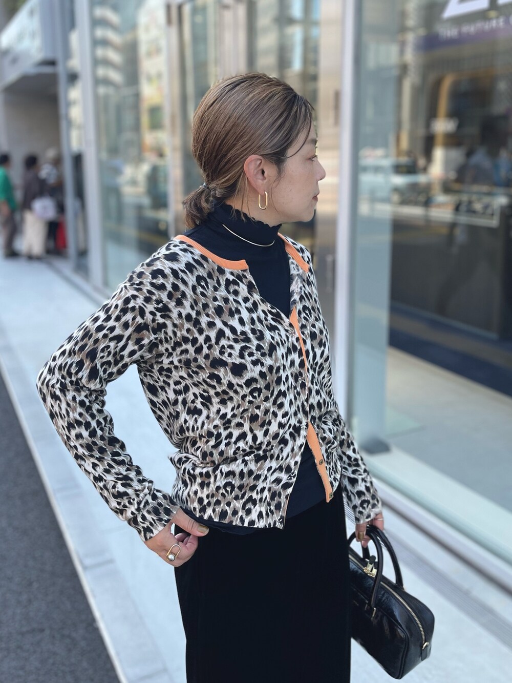 「秋コーデ、レオパード、レオパード柄、ひょう柄、カーディガン、大人カジュアル、ベロア、ベロアスカート、トレンド、40代ファッション」｜「NOLLEY’Sのウォッシャブルベロアセミタイトスカート（スカート、ブラック系）」を使った、nol mayumiiさん（レディース・160cm）の秋コーディネートの7枚目の写真