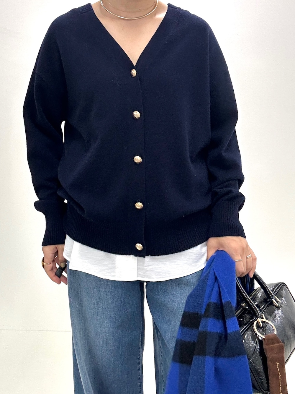 「ネイビー、ワントーン、ワントーンコーデ、ネイビーコーデ、デニム、ワイドデニム、きれい目カジュアル、大人カジュアル、トラッドカジュアル、冬服、休日スタイル」｜「NOLLEY’Sの《手洗い可能》ロゴジャガード2WAYニット(星)（カーディガン/ボレロ、ブルー系）」を使った、nol mayumiiさん（レディース・160cm）の冬コーディネートの8枚目の写真