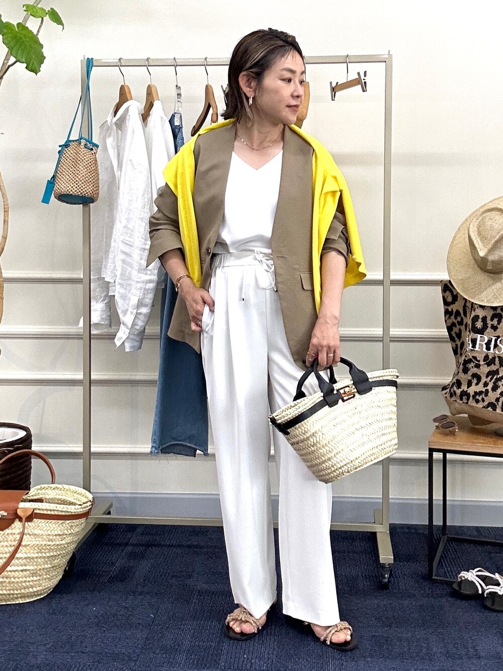 「夏コーデ、ホワイトコーデ、ワントーン、イージーパンツ、タンクトップ、夏ジャケット、ジャケット、サンダル、きれいめカジュアル、オトナカジュアル、新作、40代ファッション」｜「NOLLEY’S Sophiの《セットアップ対応》ウォッシャブルツイルイージーワイドパンツ（その他パンツ、ホワイト系）」を使った、nol mayumiiさん（レディース・160cm）の夏コーディネートの2枚目の写真