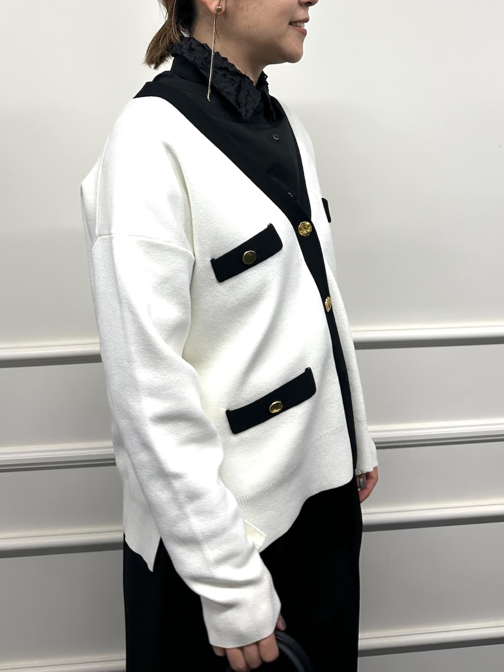 ホワイト系のカーディガン/ボレロ、ブラック系のシャツ/ブラウス、ブラック系のトートバッグを着用したレディースの冬コーディネートの10枚目の写真