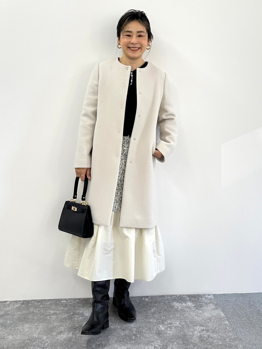 「冬のコーデ、シンプルコーデ、おでかけコーデ、冬アウター、クリスマスに着たい服、きれいめコーディネート、キレイめコーデ、淡色コーデ、ホワイトコーデ、ふわふわニット、ヘアリーニット、ノーリーズ、NOLLEY'S」｜「NOLLEY’S Sophiのへアリークルーネックプルオーバーニット（ニット/セーター、ブラック系）」を使った、nol mayumiiさん（レディース・160cm）の冬コーディネートの3枚目の写真