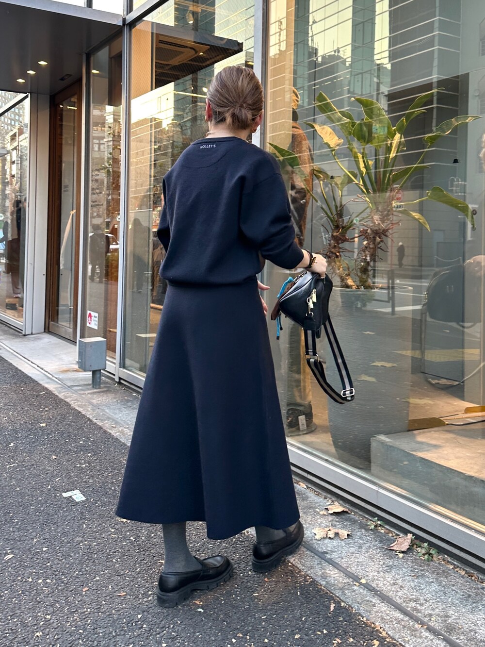 「セットアップ、セットアップスタイル、ニットアップ、ネイビー、ネイビーコーデ、春コーデ、冬コーデ、オケージョン、オケージョンスタイル、きれい目コーデ、きれいめカジュアル、楽チンコーデ」｜「NOLLEY’Sの《手洗い可能》スウェット風ニットプルオーバー（ニット/セーター、ブルー系）」を使った、nol mayumiiさん（レディース・160cm）の冬コーディネートの6枚目の写真