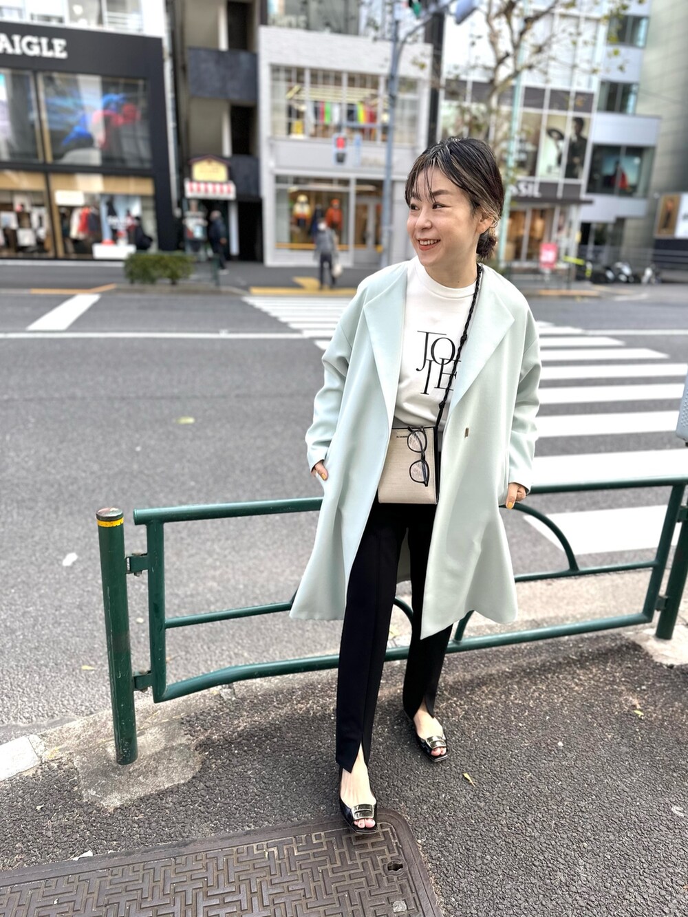 「大人カジュアル、お出かけコーデ、レイヤードスタイル、シンプルスタイル、ショート丈トップス、ロゴスウェット、パンツスタイル、春コーデ、きれいめコーディネート、きれいめカジュアル」｜「NOLLEY’Sのウォッシャブルカットジョーゼットスリットパンツ（その他パンツ、ブラック系）」を使った、nol mayumiiさん（レディース・160cm）の冬コーディネートの3枚目の写真