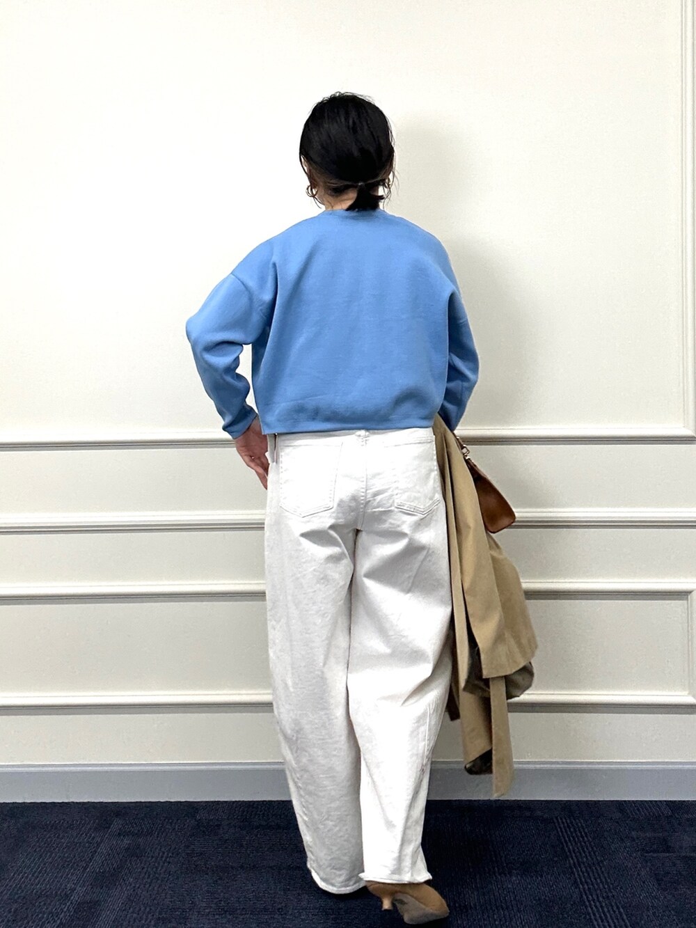 ベージュ系のトレンチコート、ブルー系のカーディガン/ボレロ、イエロー系のショルダーバッグを着用したレディースの春コーディネートの10枚目の写真