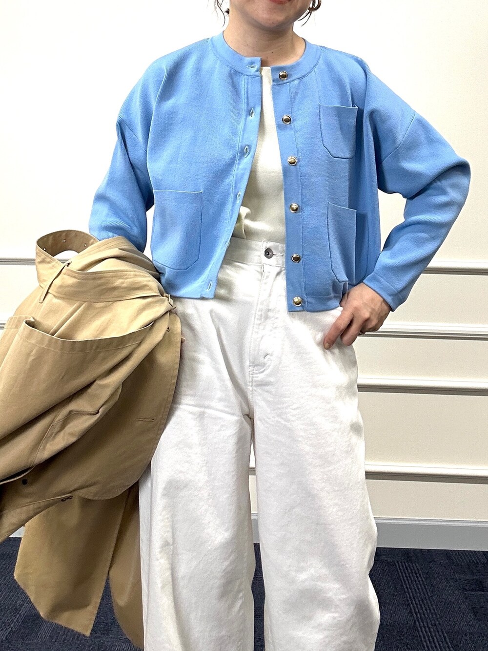 ベージュ系のトレンチコート、ブルー系のカーディガン/ボレロ、イエロー系のショルダーバッグを着用したレディースの春コーディネートの7枚目の写真