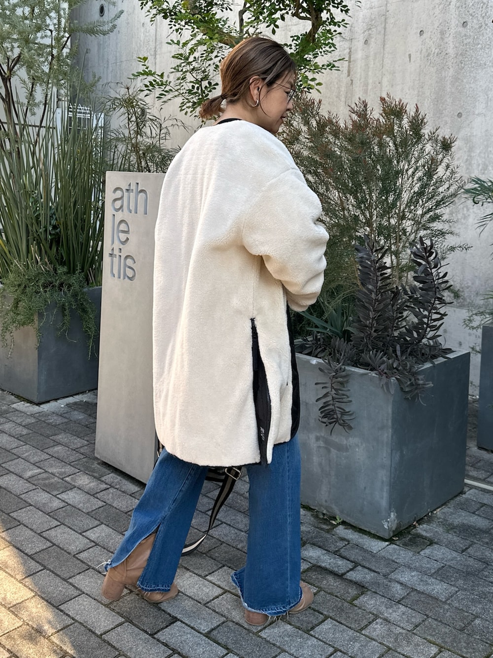 「冬コーデ、ホワイトコーデ、クリスマスに着たい服、ラフコーデ、ラクチンコーデ、シンプル、TAION、ダウンジャケット、ボアコート、デニム、大人カジュアル」｜「TAIONの◇【WEB限定】【TAION/タイオン】ノーカラーボアコート(リバーシブル) 24AW（ダウンジャケット/コート、ホワイト系）」を使った、nol mayumiiさん（レディース・160cm）の冬コーディネートの4枚目の写真