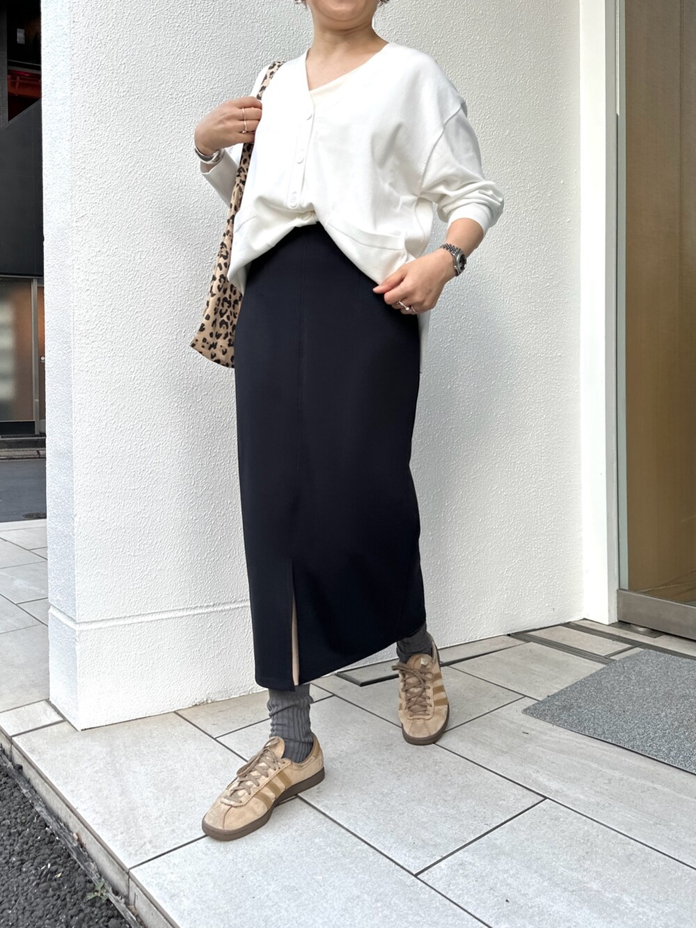 「マンパ、春コーデ、フーデットコート、フードコート、ショート丈、軽量、タイトスカート、スニーカーコーデ、きれいめカジュアル、大人カジュアル、ロングカーディガン、モノトーンコーデ、レオパード柄」｜「NOLLEY’Sのミニリップストップミドルコート（その他アウター、ホワイト系）」を使った、nol mayumiiさん（レディース・160cm）の春コーディネートの8枚目の写真