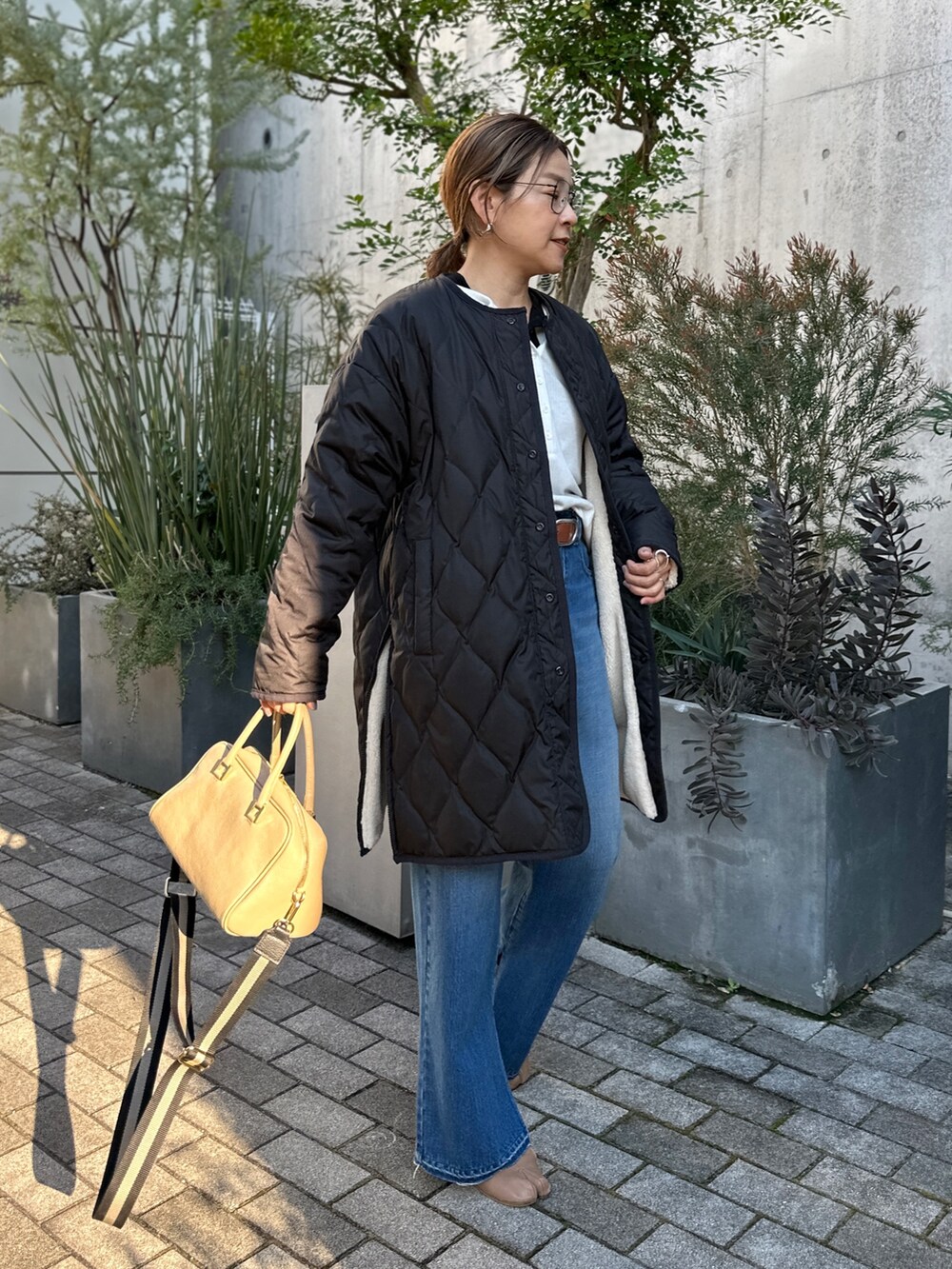 「冬コーデ、ホワイトコーデ、クリスマスに着たい服、ラフコーデ、ラクチンコーデ、シンプル、TAION、ダウンジャケット、ボアコート、デニム、大人カジュアル」｜「TAIONの◇【WEB限定】【TAION/タイオン】ノーカラーボアコート(リバーシブル) 24AW（ダウンジャケット/コート、ホワイト系）」を使った、nol mayumiiさん（レディース・160cm）の冬コーディネートの6枚目の写真