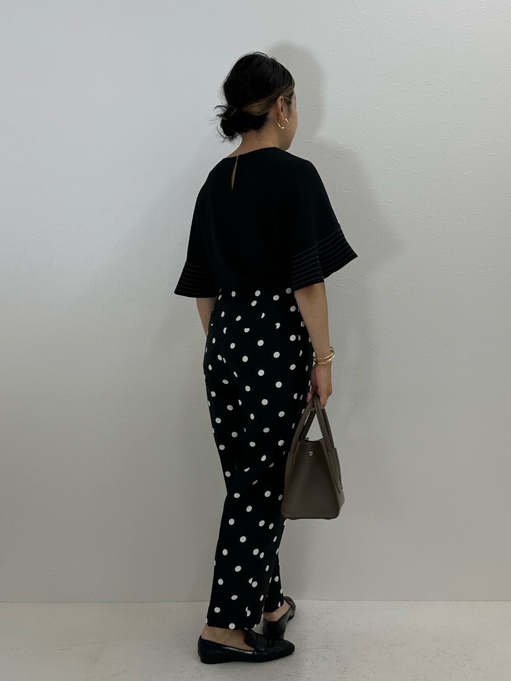 ブラック系のシャツ/ブラウス、ブラック系のその他パンツ、ベージュ系のトートバッグを着用したレディースの夏コーディネートの5枚目の写真