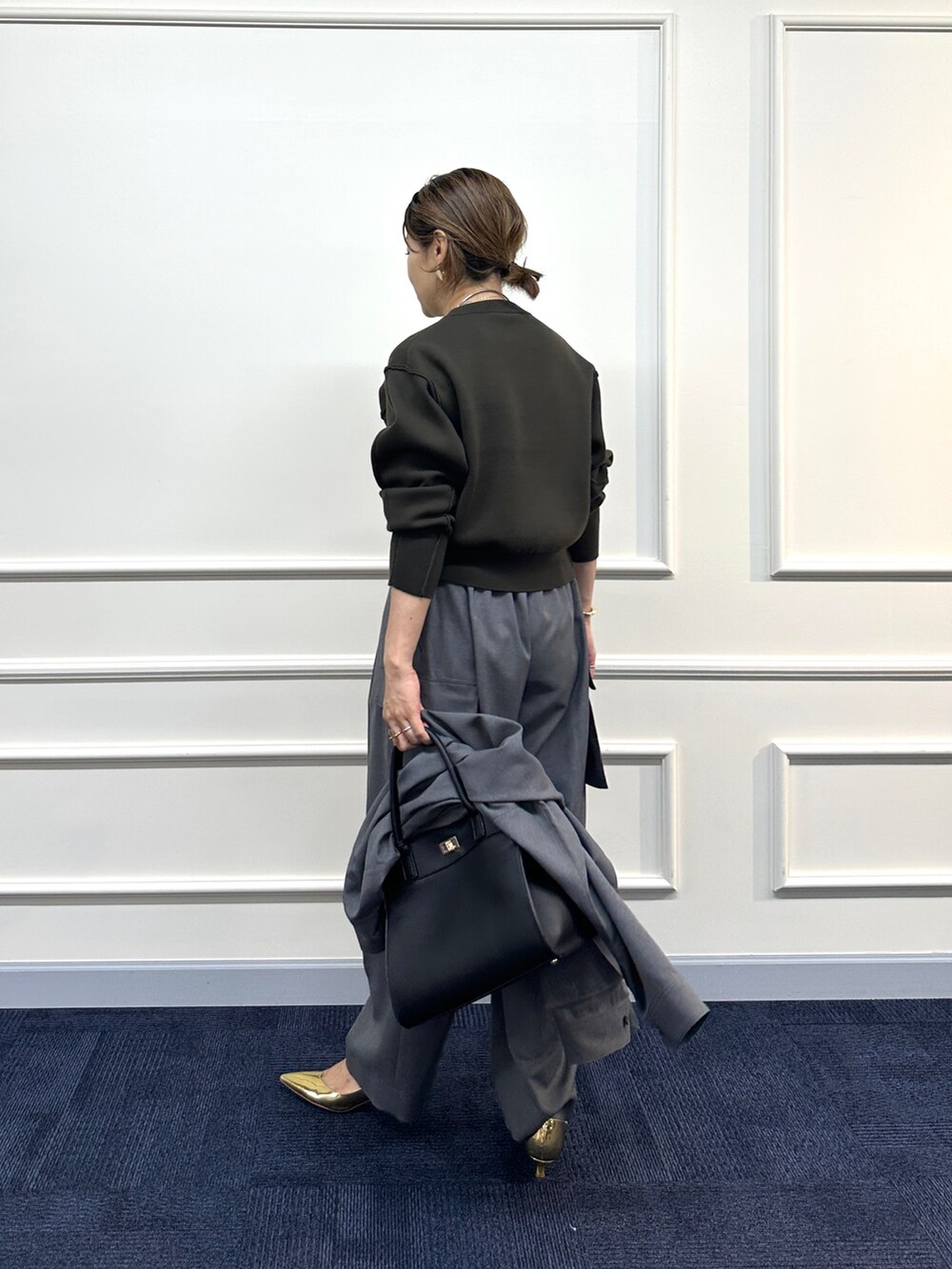 ブラウン系のニット/セーター、グレー系のその他パンツ、グレー系のシャツ/ブラウスを着用したレディースの秋コーディネートの4枚目の写真