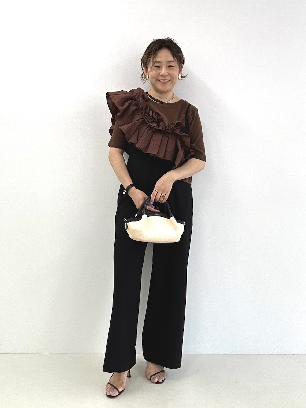 「オールインワン、サロペット、ラッフルフリル、フリル、フリルトップス、Tシャツ、大人カジュアル」｜「Rie Millerのフリル付き3WAYストレッチリブカットソー（Tシャツ/カットソー、ブラック系）」を使った、nol mayumiiさん（レディース・160cm）の春コーディネートの2枚目の写真