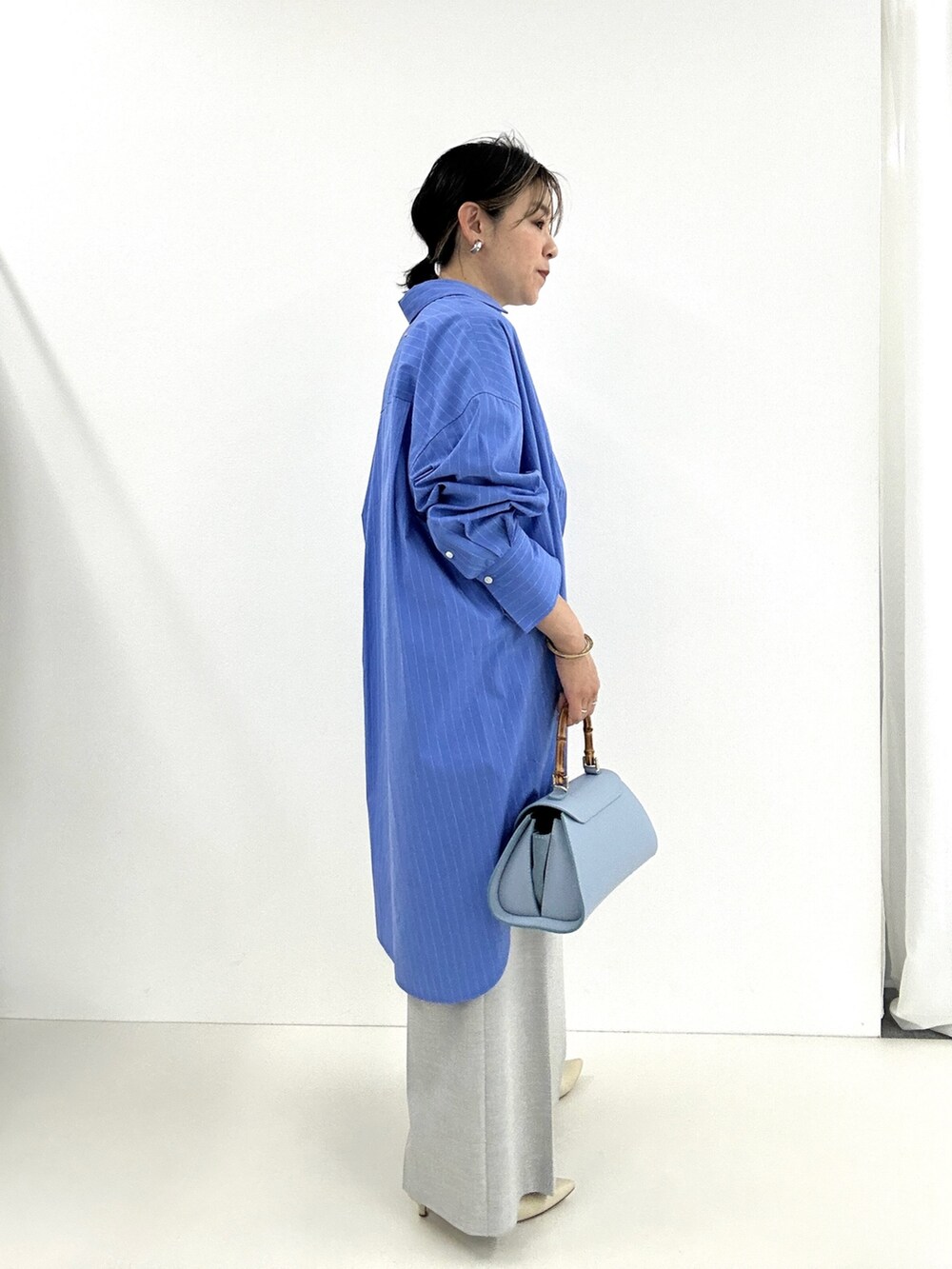 グレー系のその他パンツ、ホワイト系のタンクトップ、ブルー系のシャツワンピースを着用したレディースの春コーディネートの3枚目の写真