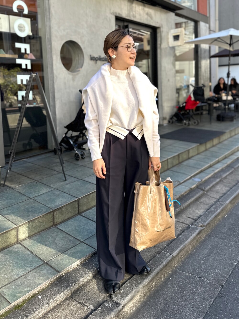 「冬コーデ、ロングコート、クリスマスに着たい服、大人ファッション、休日スタイル、キレイめ、モノトーン、スタンドカラー、ワイドパンツ」｜「NOLLEY’Sのカシミヤ混MUSICゆったりVネックカーディガン 24AW（カーディガン/ボレロ、ホワイト系）」を使った、nol mayumiiさん（レディース・160cm）の冬コーディネートの5枚目の写真