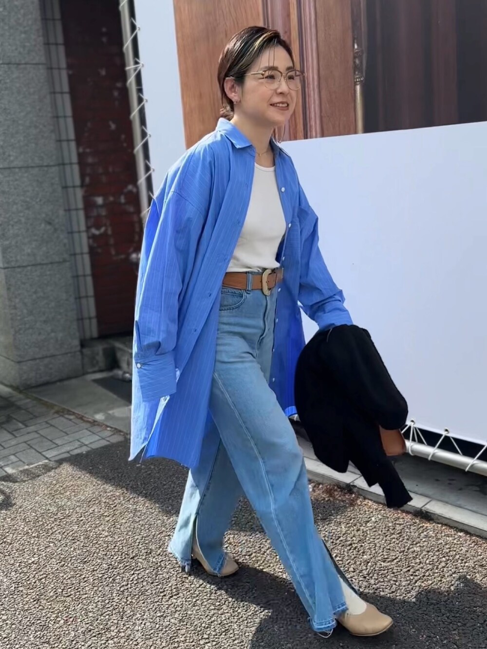 「デニム、ブルー、シャツスタイル、ビッグシャツ、ロングシャツ、ワントーンコーデ、スリットデニム、大人カジュアル、きれいめカジュアル、春コーデ、春ファッション、パンツコーデ」｜「NOLLEY’Sのタイプライターストライプシャツワンピース（シャツワンピース、ブルー系）」を使った、nol mayumiiさん（レディース・160cm）の春コーディネートの3枚目の写真