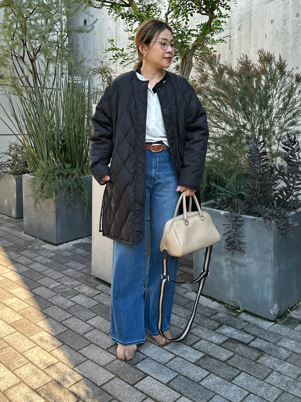 「冬コーデ、ホワイトコーデ、クリスマスに着たい服、ラフコーデ、ラクチンコーデ、シンプル、TAION、ダウンジャケット、ボアコート、デニム、大人カジュアル」｜「TAIONの◇【WEB限定】【TAION/タイオン】ノーカラーボアコート(リバーシブル) 24AW（ダウンジャケット/コート、ホワイト系）」を使った、nol mayumiiさん（レディース・160cm）の冬コーディネートの5枚目の写真