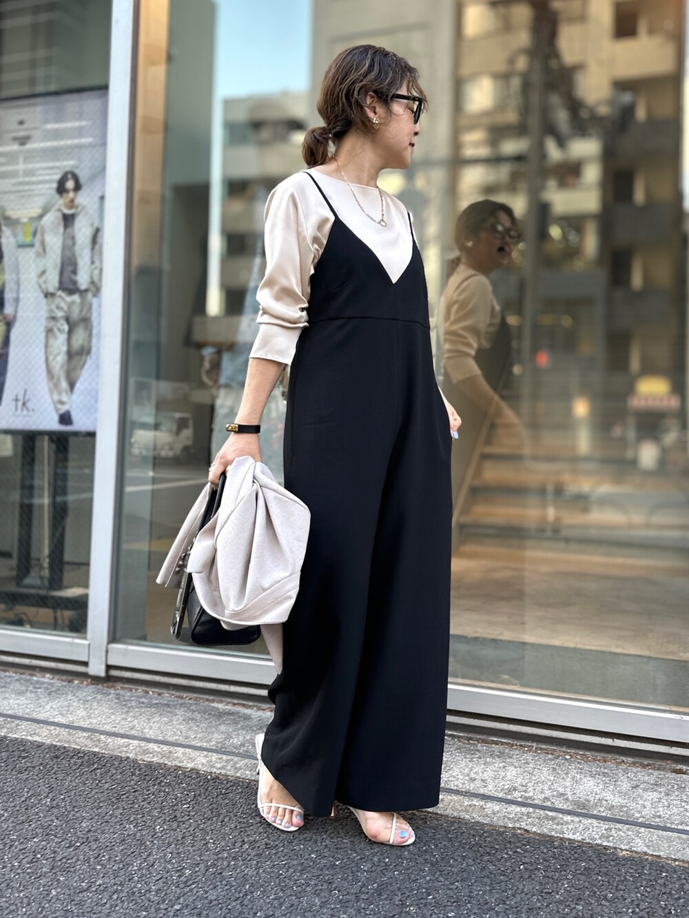 「ジャケット、サロペット、オールインワン、ジャケットコーデ、サテンシャツ、パンツコーデ、きれい目カジュアル、大人カジュアル、大人コーデ、オールインワンコーデ」|「NOLLEY’S Sophiの《セットアップ対応》ウォッシャブルドライダブルジャケット(テーラードジャケット、ベージュ系)」を使った、nol mayumiiさん(レディース・160cm)の春コーディネートの3枚目の写真