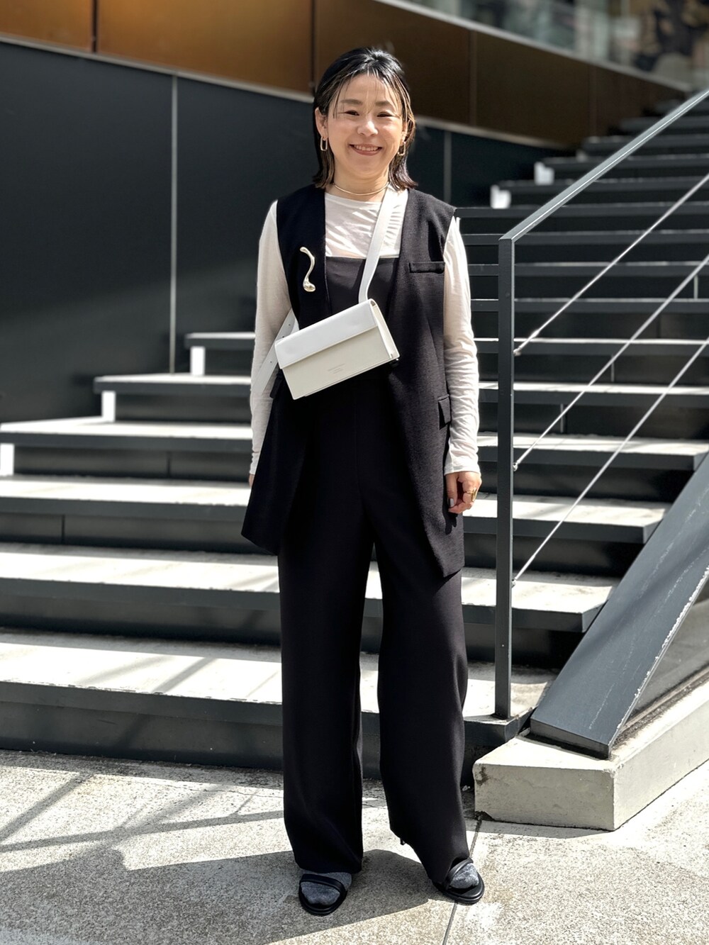 「レイヤードスタイル、シンプルコーデ、シアートップス、春服、モノトーンコーデ、merry jenny、NOLLEY'S、ノーリーズ、ジレ、サロペット、シアーロンT、きれい目カジュアル」｜「NOLLEY’S Sophiのウォッシャブルダブルクロスジャンプスーツ（つなぎ/オールインワン、ブラック系）」を使った、nol mayumiiさん（レディース・160cm）の春コーディネートの2枚目の写真