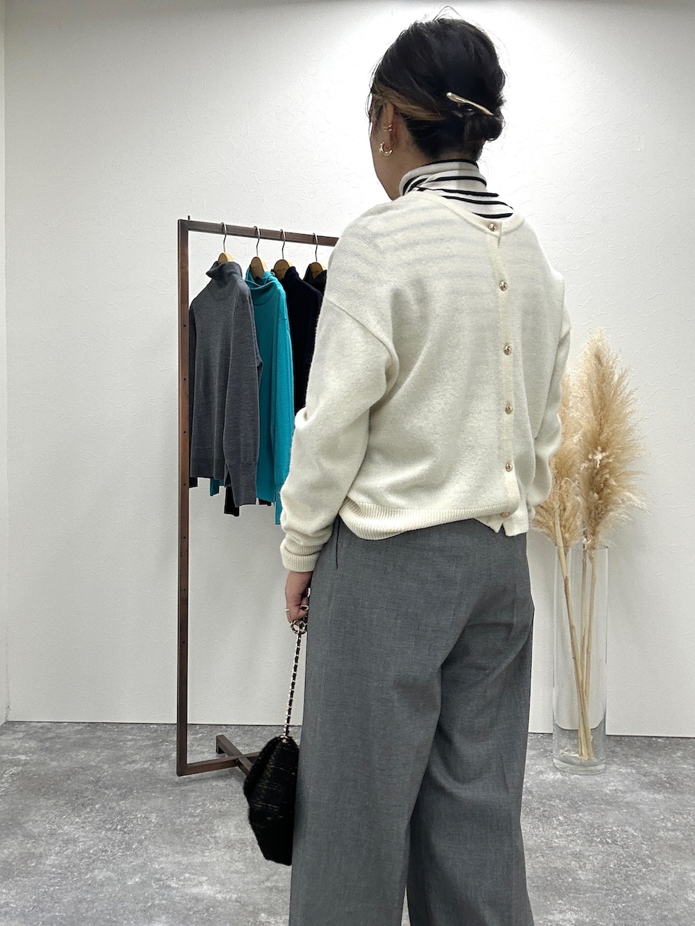 「休日スタイル、大人カジュアル、シンプル、ニット、パンツスタイル、ボア、ダウン、リバーシブル、ロングダウン、ネイビー、ワイドパンツ、ボーダー、ロゴニット」|nol mayumiiさん(レディース・160cm)の秋コーディネートの10枚目の写真