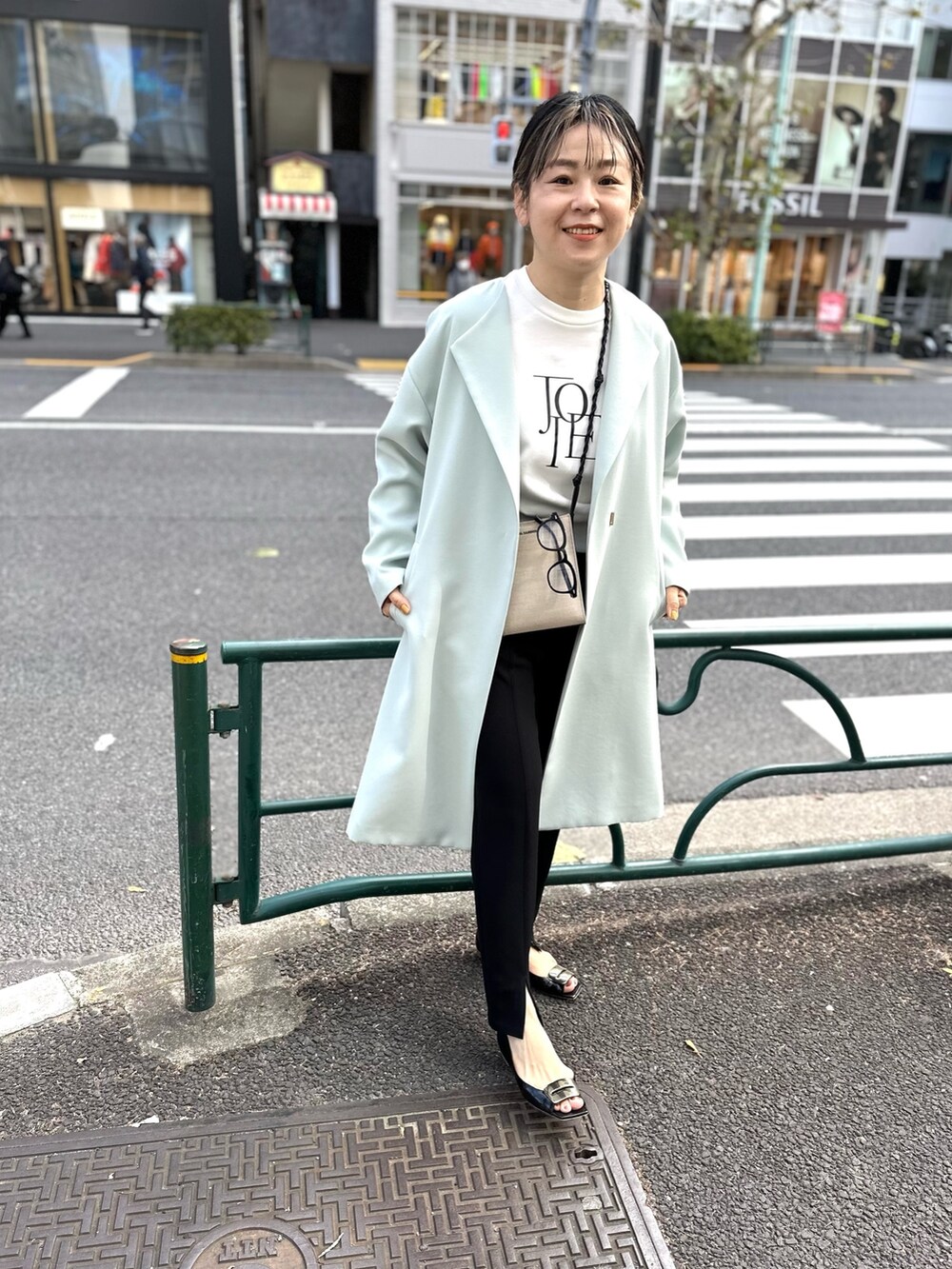 「大人カジュアル、お出かけコーデ、レイヤードスタイル、シンプルスタイル、ショート丈トップス、ロゴスウェット、パンツスタイル、春コーデ、きれいめコーディネート、きれいめカジュアル」｜「NOLLEY’Sのウォッシャブルカットジョーゼットスリットパンツ（その他パンツ、ブラック系）」を使った、nol mayumiiさん（レディース・160cm）の冬コーディネートの5枚目の写真