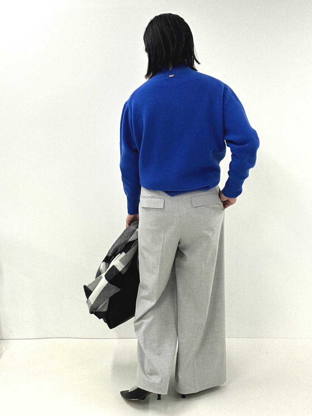 「秋冬コーデ、シャギーコート、シャギー、ハイネック、ハイネックニット、レイヤードスタイル、ブルーコーデ、ワイドパンツ、タックワイドパンツ、きれいめカジュアル、キレイめコーデ、コートコーデ、ロングコート」｜「NOLLEY’S Sophiの＜飯豊まりえさん着用＞◇【WEB限定カラーあり】ループカットロングシャギーコート（その他アウター、ブルー系）」を使った、nol mayumiiさん（レディース・160cm）の冬コーディネートの10枚目の写真