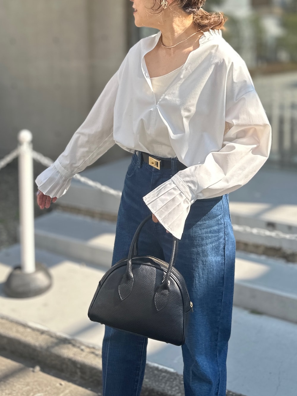 「シャツスタイル、シャツ、白シャツ、白シャツ×デニム、ジャケット、ジャケットスタイル、新作コーデ、春コーデ、大人カジュアル」｜「NOLLEY’Sのフリル襟プルオーバーシャツ（シャツ/ブラウス、ホワイト系）」を使った、nol mayumiiさん（レディース・160cm）の春コーディネートの4枚目の写真