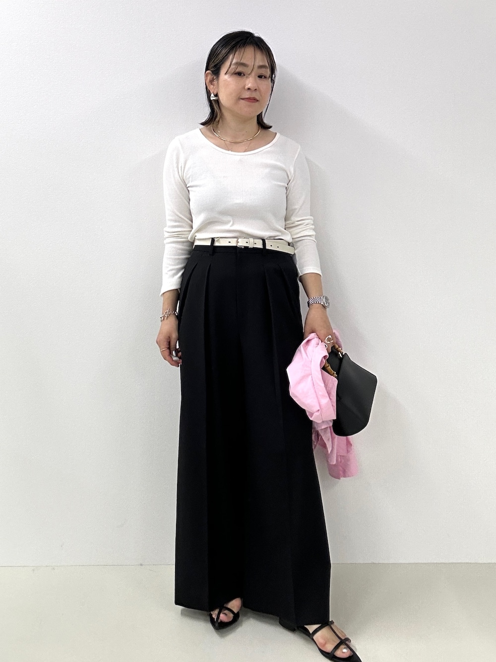 ブラック系のその他パンツ、ピンク系のシャツ/ブラウス、ホワイト系のTシャツ/カットソーを着用したレディースの春コーディネートの5枚目の写真