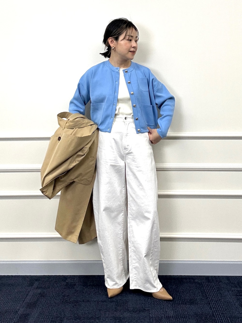 ベージュ系のトレンチコート、ブルー系のカーディガン/ボレロ、イエロー系のショルダーバッグを着用したレディースの春コーディネートの9枚目の写真