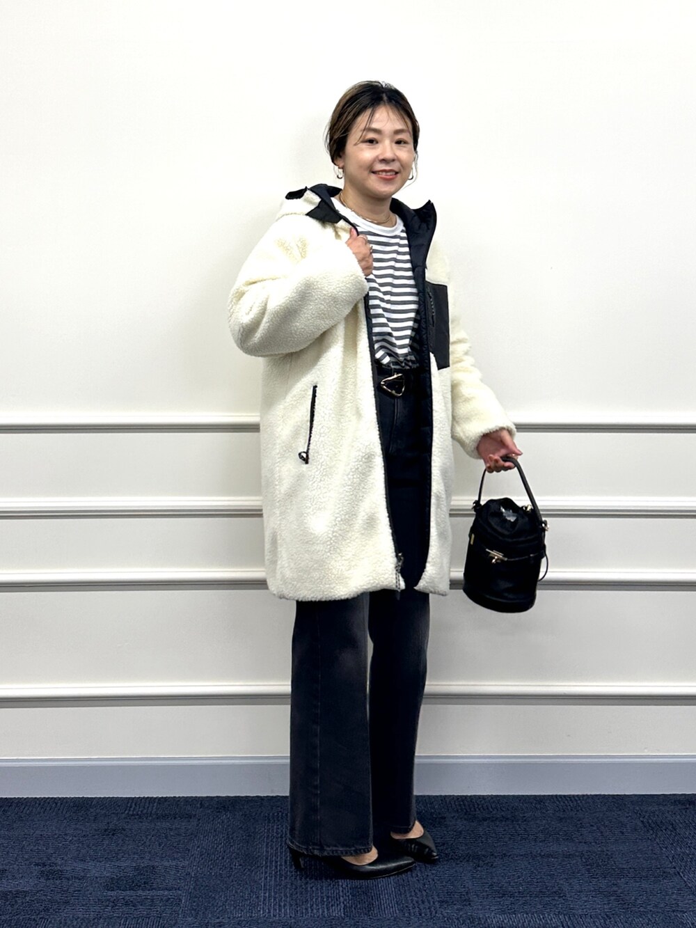 「ダウン、ダウンコート、リバーシブル、ユニセックス、キルティング、ボア、モノトーン、秋冬コーデ、大人カジュアル」｜「Rie MillerのGIZA COTTONロングスリーブTシャツ（Tシャツ/カットソー、グレー系）」を使った、nol mayumiiさん（レディース・160cm）の夏コーディネートの3枚目の写真