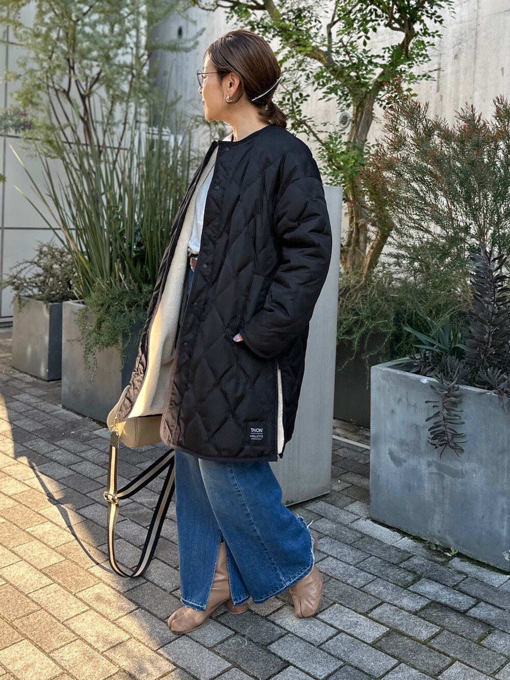 「冬コーデ、ホワイトコーデ、クリスマスに着たい服、ラフコーデ、ラクチンコーデ、シンプル、TAION、ダウンジャケット、ボアコート、デニム、大人カジュアル」｜「TAIONの◇【WEB限定】【TAION/タイオン】ノーカラーボアコート(リバーシブル) 24AW（ダウンジャケット/コート、ホワイト系）」を使った、nol mayumiiさん（レディース・160cm）の冬コーディネートの7枚目の写真