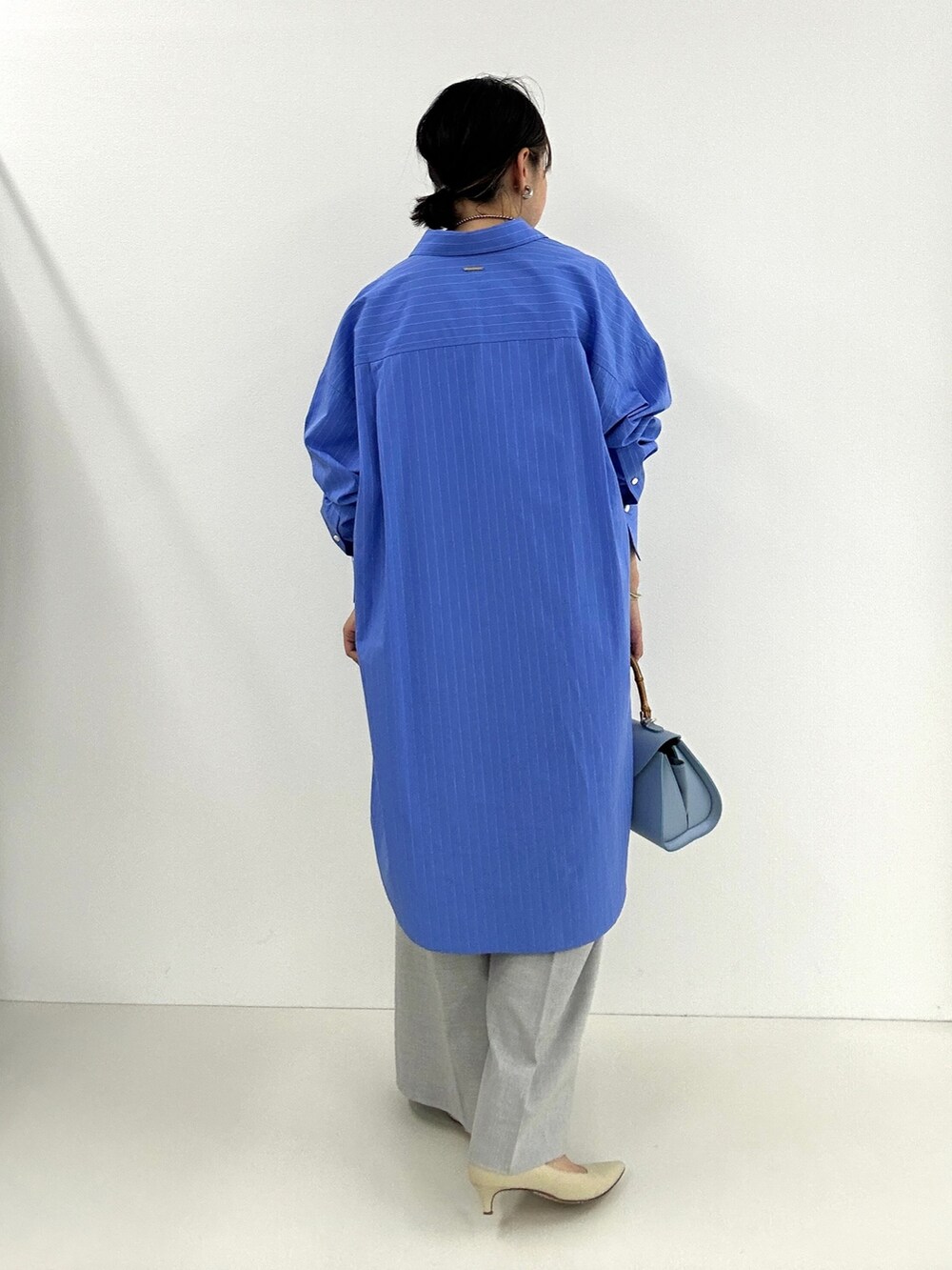 グレー系のその他パンツ、ホワイト系のタンクトップ、ブルー系のシャツワンピースを着用したレディースの春コーディネートの4枚目の写真