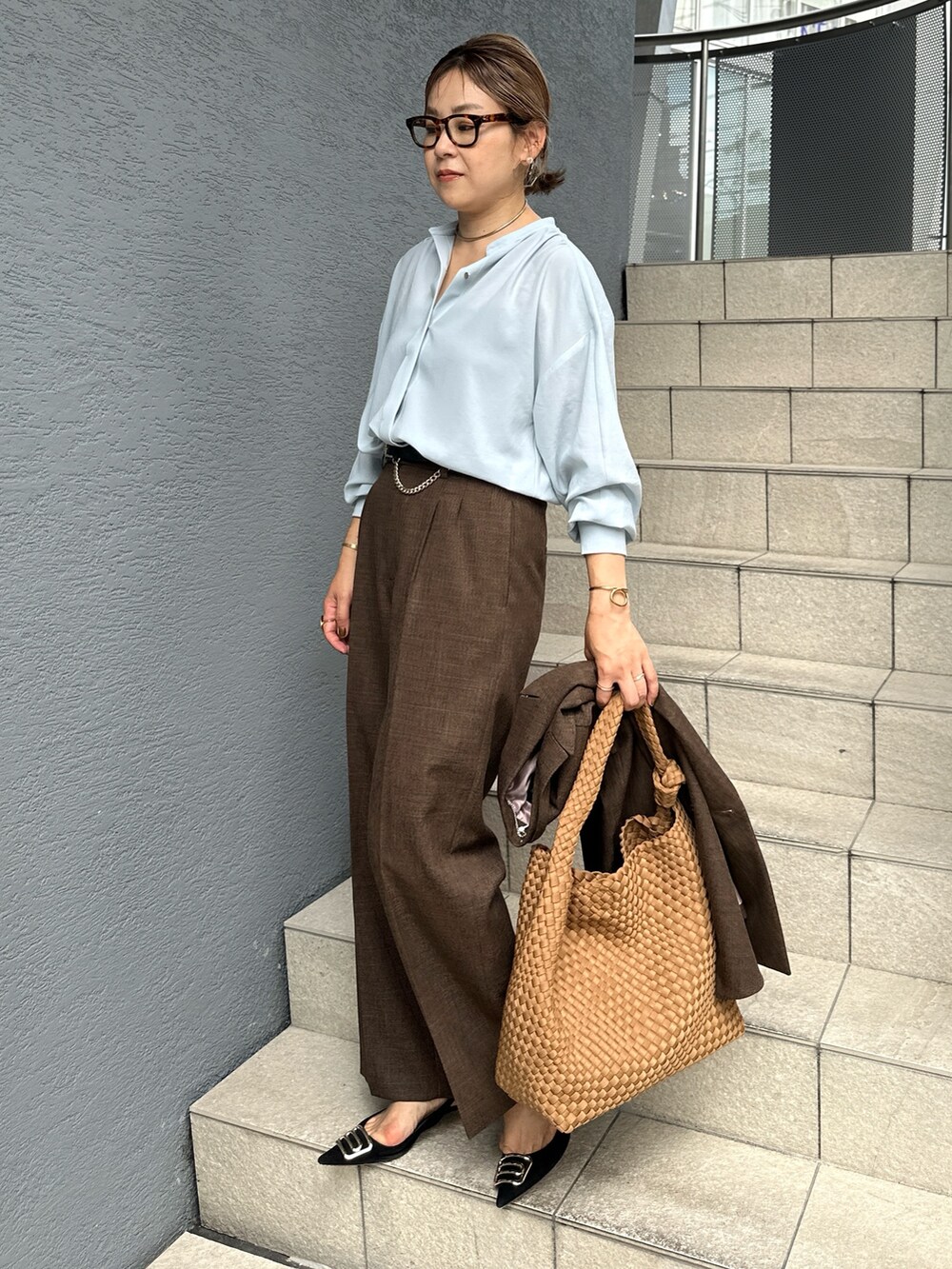 「秋コーデ、ブラウンコーデ、ブラウン、ジャケット、ジャケットスタイル、ジャケットコーデ、サックスブルー、ブラウス、お仕事コーデ、オフィスカジュアル、オフィスコーデ」｜「NOLLEY’S Sophiのウォッシャブルシャークツータックワイドパンツ（その他パンツ、ブラウン系）」を使った、nol mayumiiさん（レディース・160cm）の秋コーディネートの9枚目の写真