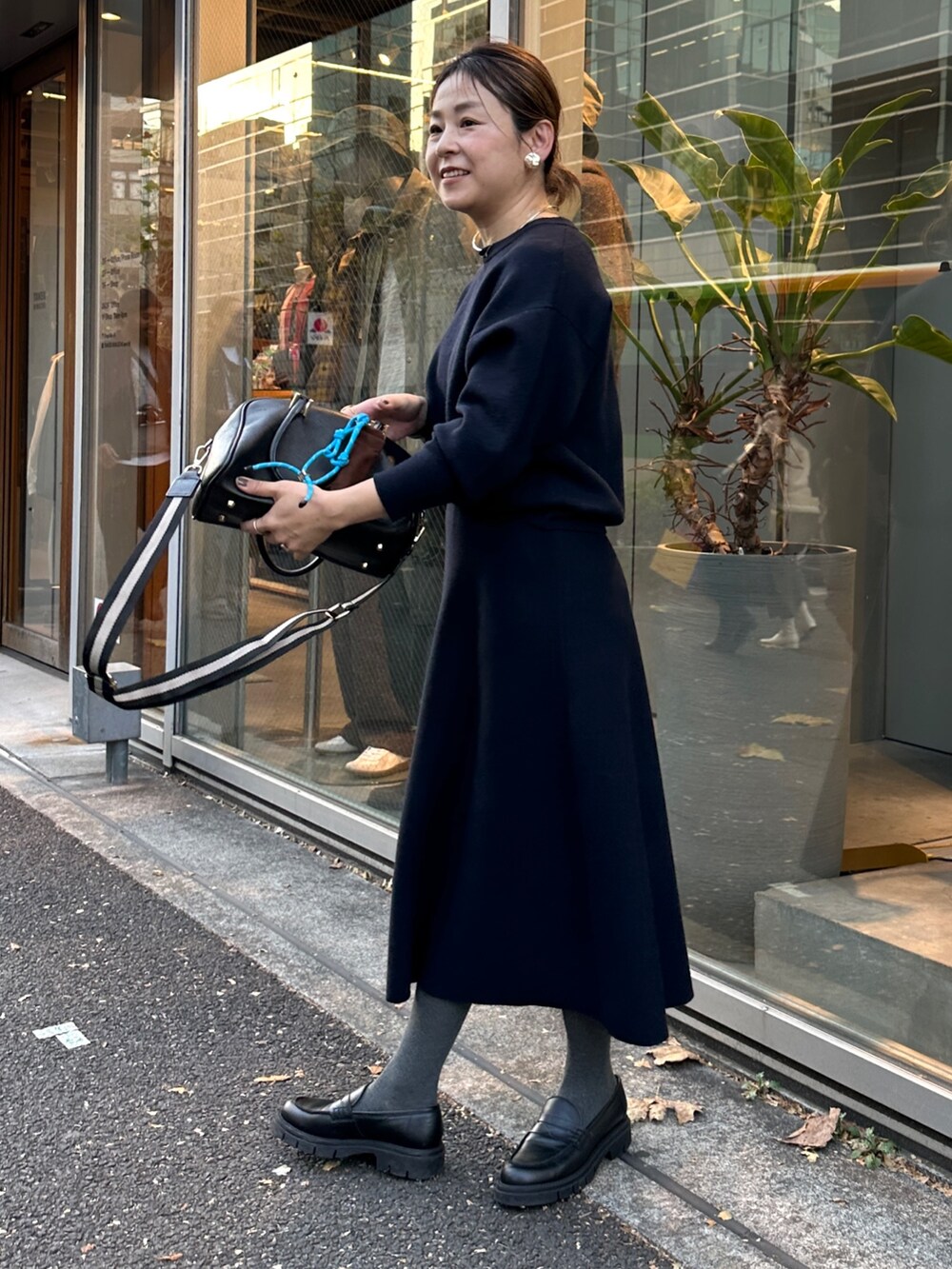 「セットアップ、セットアップスタイル、ニットアップ、ネイビー、ネイビーコーデ、春コーデ、冬コーデ、オケージョン、オケージョンスタイル、きれい目コーデ、きれいめカジュアル、楽チンコーデ」｜「NOLLEY’Sの《手洗い可能》スウェット風ニットプルオーバー（ニット/セーター、ブルー系）」を使った、nol mayumiiさん（レディース・160cm）の冬コーディネートの5枚目の写真