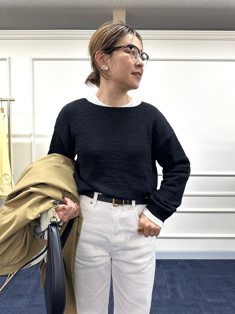 「春コート、トレンチコート、ステンカラーコート、バルマカーンコート、ベージュコート、ボーダー、春ニット、白パンツ、白デニム、大人カジュアル」|「Rie Millerの【RM denim】スリットフレアハイウエストデニム(デニムパンツ、ホワイト系)」を使った、nol mayumiiさん(レディース・160cm)の冬コーディネートの9枚目の写真