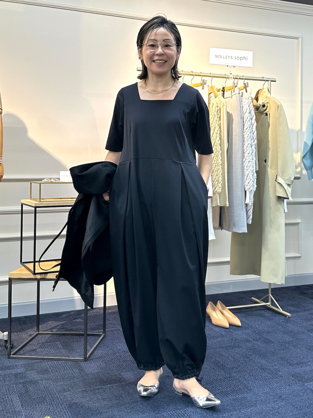 「スポーツミックス、レイヤードスタイル、春服コーデ、セットアップ、オトナカジュアル、ファッションを楽しもう、カジュアルコーデ、ワントーンコーデ、ブラック、ブラックコーデ、オケージョン、春コーデ、ビスチェ、ジャケット」｜「Rie Millerの《セットアップ対応》ウォッシャブルビスチェ（ベスト、ブラック系）」を使った、nol mayumiiさん（レディース・160cm）の冬コーディネートの4枚目の写真