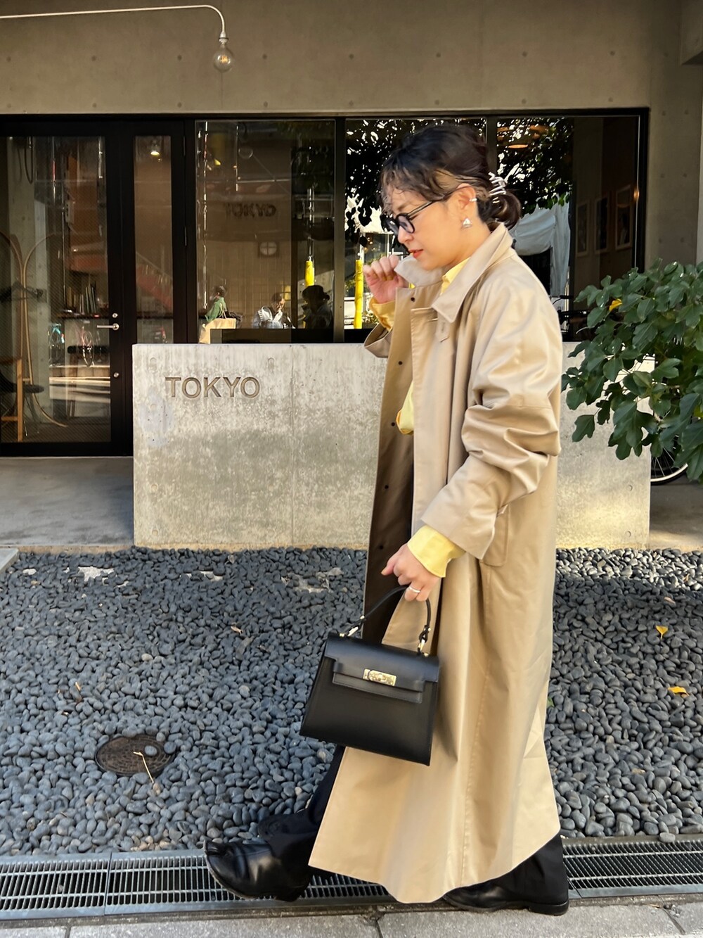 「休日コーデ、オトナカジュアル、キレイめコーデ、40代ファッション、ステンカラーコート、バルマカンコート、バルマカーンコート、スプリングコート、春コート、黒縁メガネ、シャツスタイル、パンツコーデ」｜「AULENTTIの【AULENTTI/ オーレンティ】スクエアひねりショルダーバッグ（ショルダーバッグ、ブラック系）」を使った、nol mayumiiさん（レディース・160cm）の冬コーディネートの4枚目の写真