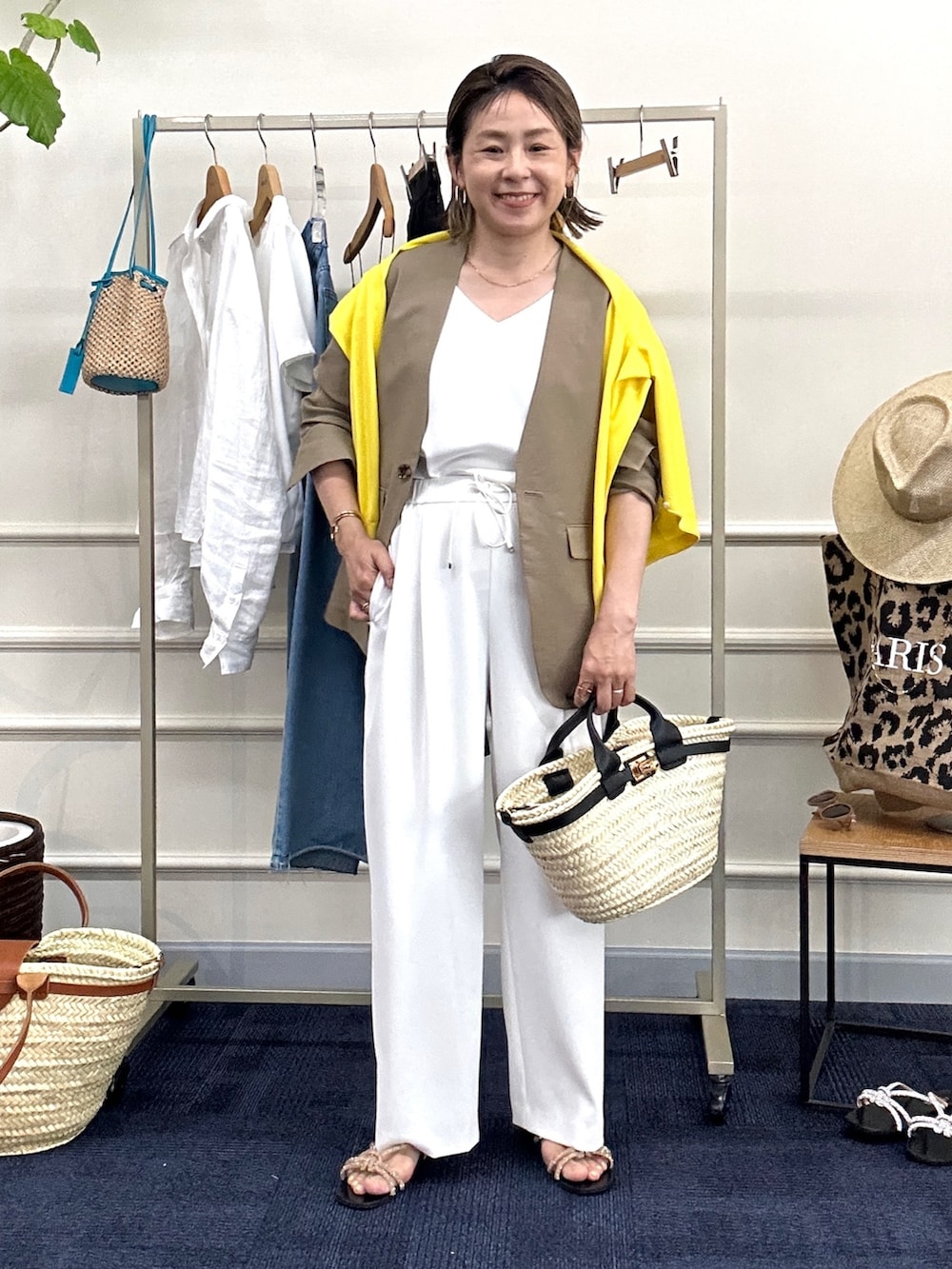 「夏コーデ、ホワイトコーデ、ワントーン、イージーパンツ、タンクトップ、夏ジャケット、ジャケット、サンダル、きれいめカジュアル、オトナカジュアル、新作、40代ファッション」｜「NOLLEY’S Sophiの《セットアップ対応》ウォッシャブルツイルイージーワイドパンツ（その他パンツ、ホワイト系）」を使った、nol mayumiiさん（レディース・160cm）の夏コーディネートの3枚目の写真