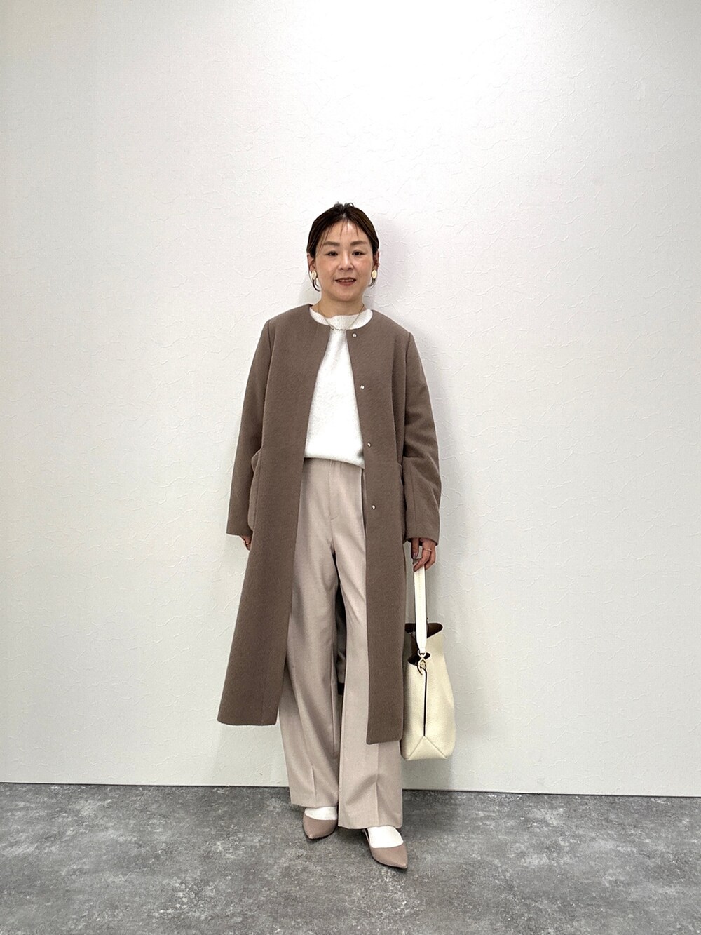 「冬コーデ、コート、ロングコート、ブラウンコーデ、クリスマスに着たい服、パンツコーデ、アンゴラコート、きれい目コーデ、キレイ目、ベージュ、モカ」｜「NOLLEY’Sのノーカラーシャギーコート（ノーカラーコート、ブラウン系）」を使った、nol mayumiiさん（レディース・160cm）の冬コーディネートの2枚目の写真