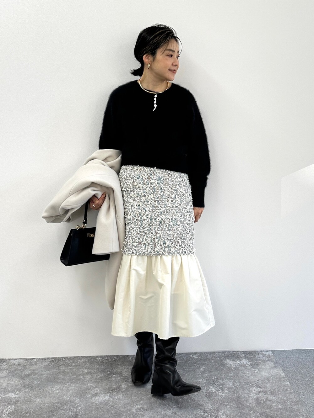「冬のコーデ、シンプルコーデ、おでかけコーデ、冬アウター、クリスマスに着たい服、きれいめコーディネート、キレイめコーデ、淡色コーデ、ホワイトコーデ、ふわふわニット、ヘアリーニット、ノーリーズ、NOLLEY'S」｜「NOLLEY’S Sophiのへアリークルーネックプルオーバーニット（ニット/セーター、ブラック系）」を使った、nol mayumiiさん（レディース・160cm）の冬コーディネートの6枚目の写真