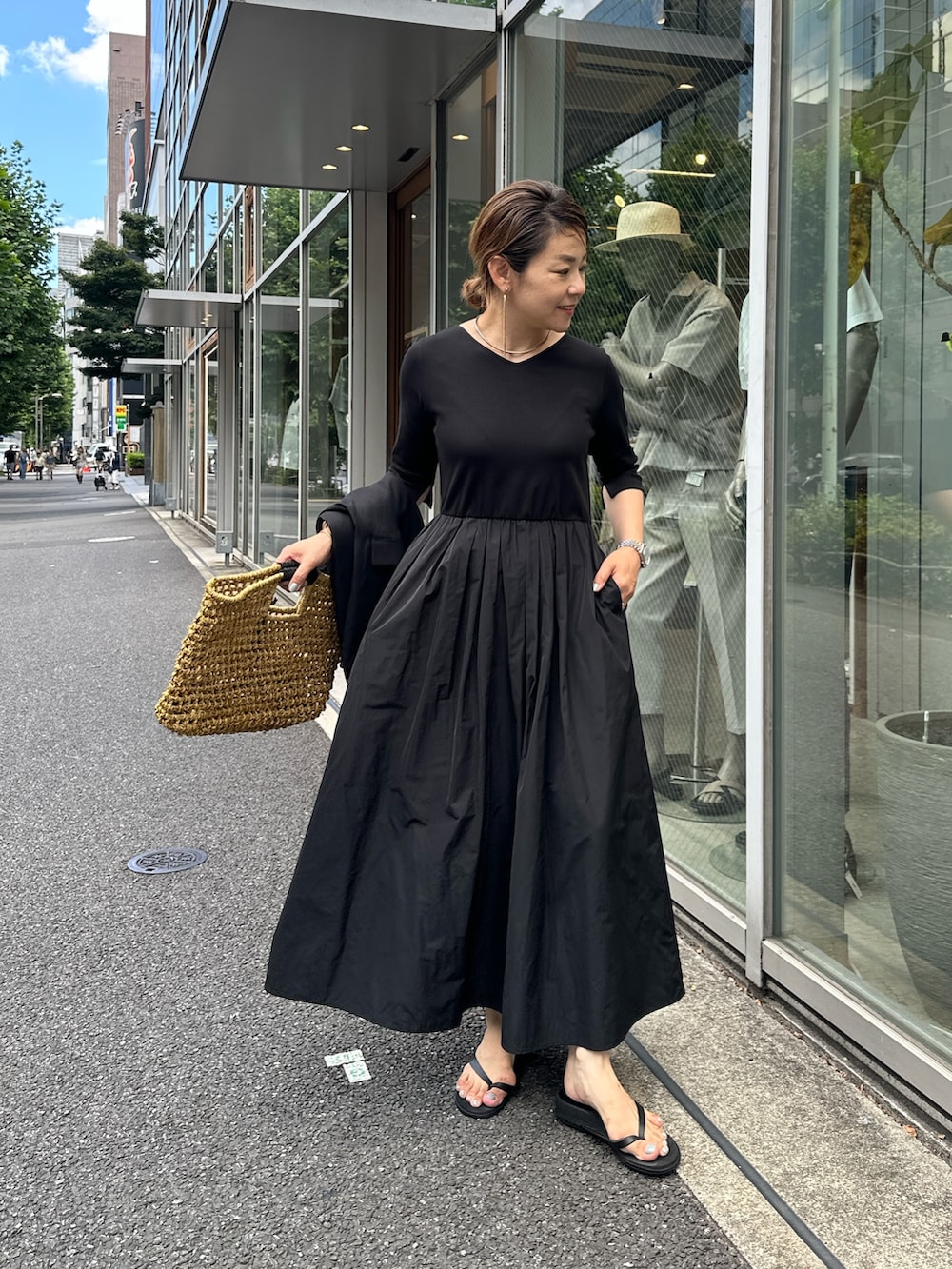 「ワンピ、ワンピース、ワンピーススタイル、ワンピースコーデ、ブラック、ブラックコーデ、ブラックワンピース、夏コーデ、夏、夏服、大人カジュアル、大人きれいめコーデ、大人きれいめカジュアル」｜「NOLLEY’Sの◇【WEB限定】ウォッシャブル2WAYドッキングワンピース（ワンピース、ブラック系）」を使った、nol mayumiiさん（レディース・160cm）の夏コーディネートの3枚目の写真