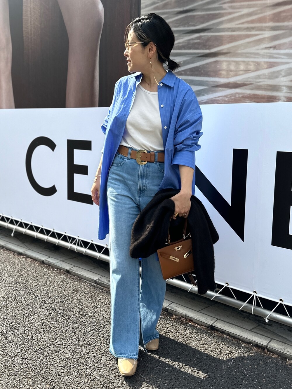「デニム、ブルー、シャツスタイル、ビッグシャツ、ロングシャツ、ワントーンコーデ、スリットデニム、大人カジュアル、きれいめカジュアル、春コーデ、春ファッション、パンツコーデ」｜「NOLLEY’Sのタイプライターストライプシャツワンピース（シャツワンピース、ブルー系）」を使った、nol mayumiiさん（レディース・160cm）の春コーディネートの2枚目の写真