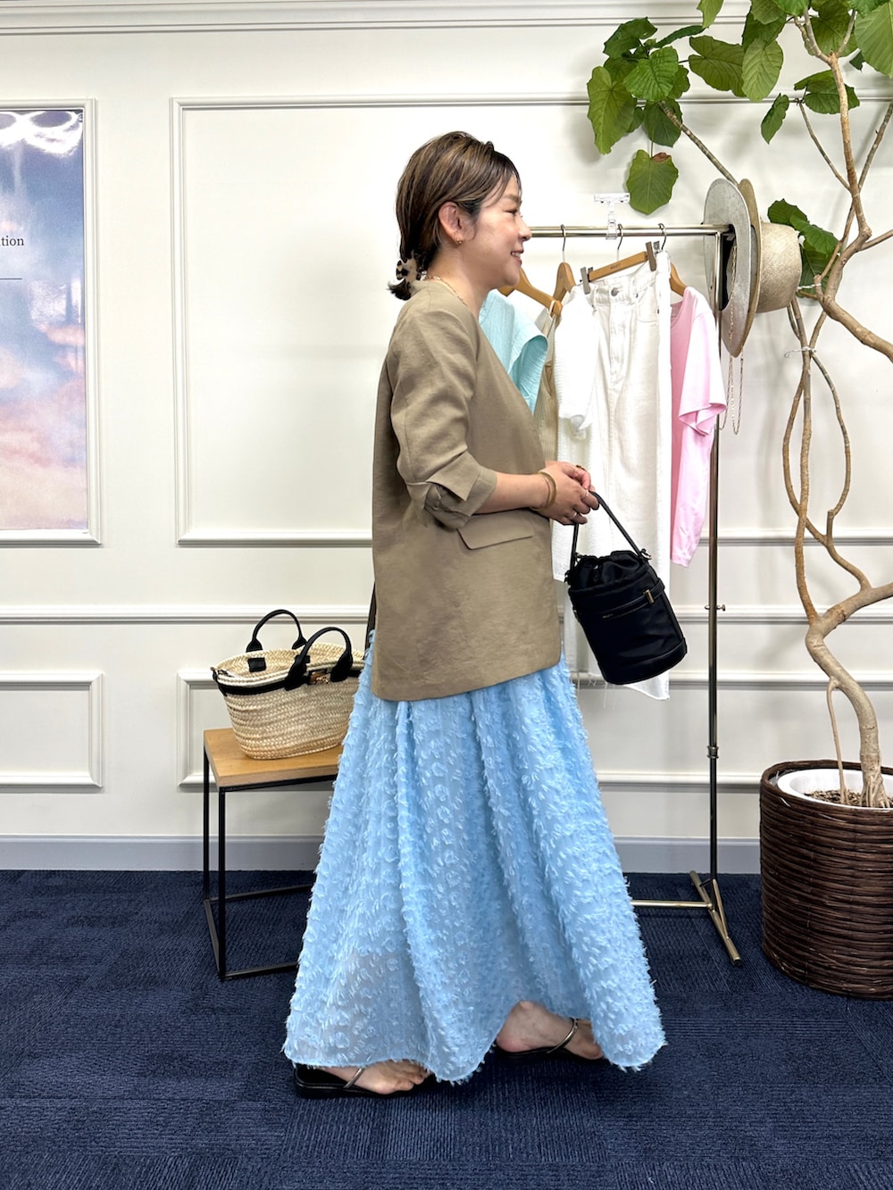 「ワンピース、ジャケット、夏コーデ、カラーワンピース、キャメル、サックスブルー、おでかけコーデ、きれいめカジュアル」｜「NOLLEY’Sの2WAYカットジャガードドッキングワンピース（ワンピース、ブルー系）」を使った、nol mayumiiさん（レディース・160cm）の夏コーディネートの3枚目の写真