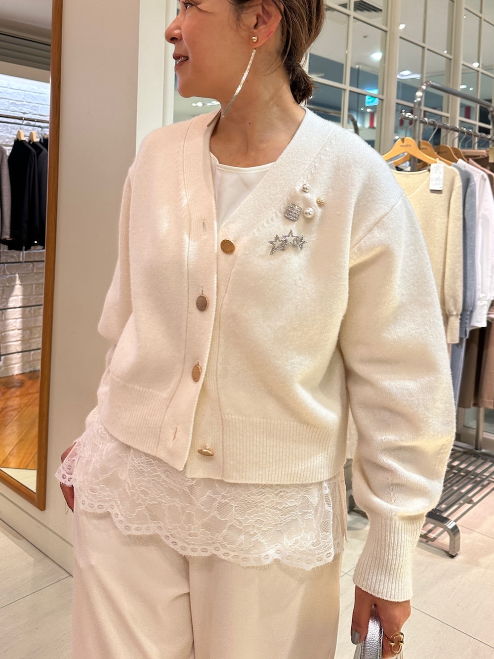 ホワイト系のカーディガン/ボレロ、ホワイト系のシャツ/ブラウス、ホワイト系のその他パンツを着用したレディースの冬コーディネートの8枚目の写真