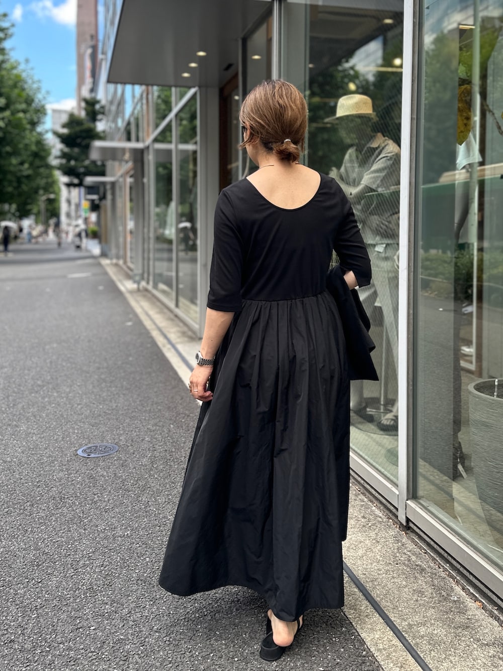 「ワンピ、ワンピース、ワンピーススタイル、ワンピースコーデ、ブラック、ブラックコーデ、ブラックワンピース、夏コーデ、夏、夏服、大人カジュアル、大人きれいめコーデ、大人きれいめカジュアル」｜「NOLLEY’Sの◇【WEB限定】ウォッシャブル2WAYドッキングワンピース（ワンピース、ブラック系）」を使った、nol mayumiiさん（レディース・160cm）の夏コーディネートの5枚目の写真